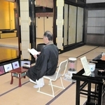 カメムシなどの「遺影」に手を合わせるアース製薬の社員ら＝赤穂市坂越