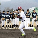 守備の動きを実演する東北楽天ゴールデンイーグルスの小深田大翔選手＝佐用町林崎、南光スポーツ公園