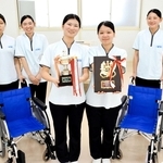 全国高校生介護技術コンテストで最優秀賞に輝いた山田優和さん（右から２人目）と塚本菜々美さん（同３人目）＝たつの市新宮町芝田