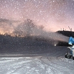 気温が下がる時間帯に降雪機を稼働する＝神河町上小田