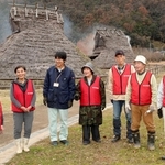 復元された竪穴住居の燻蒸（くんじょう）作業など、遺跡の維持・管理をする弥生倶楽部のメンバーら＝たつの市新宮町宮内（撮影・辰巳直之）