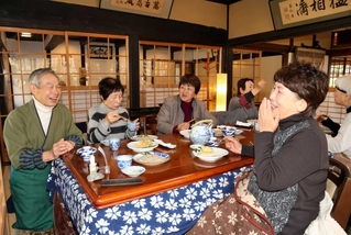 料理を提供しながら客と談笑する内海毅さん（左）＝たつの市新宮町千本（撮影・後藤亮平）