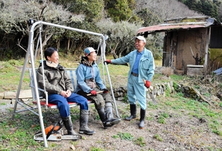専業農家をしながら、直売所の開設を目指す右田太郎さん（左）、かすみさん夫妻。近隣住民も手伝いに訪れる＝たつの市新宮町鍛冶屋