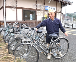 駅前の自転車をボランティアで整理する「三坂精肉店」の福山正弘さん＝佐用町三日月（撮影・後藤亮平）