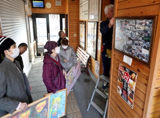 駅舎に作品を展示する播磨園の利用者ら＝佐用町下徳久、ＪＲ播磨徳久駅（撮影・辰巳直之）