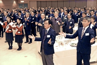 新年交礼会で一丁締めをする参加者＝赤穂市中広