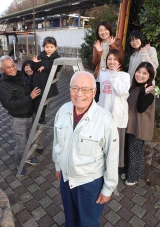 地域ににぎわいを創出しようと活動する尾崎裕章さん（手前）ら佐用地域づくり協議会のメンバーら＝佐用町佐用、ＪＲ佐用駅前（撮影・辰巳直之）