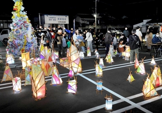 皆田和紙のあんどんがともり、住民らでにぎわう駅前＝佐用町上月