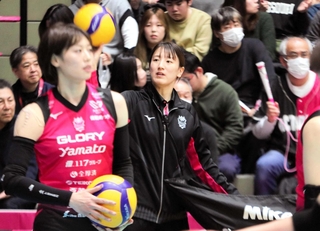 マネジャーとしてチームを支えるヴィクトリ-ナ姫路の野津亜珠佳さん（中央）＝昨年１２月２７日、ヴィクトリーナ・ウインク体育館