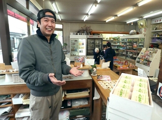 名物の「入山手形」のほか、駄菓子や文具なども並ぶ「荒木商店」の店主、荒木正嗣さん＝神河町寺前（撮影・辰巳直之）