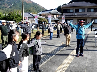 ＪＲ播但線を利用するウオーキングイベントを前に準備体操をする参加者ら＝神河町栗（撮影・辰巳直之）