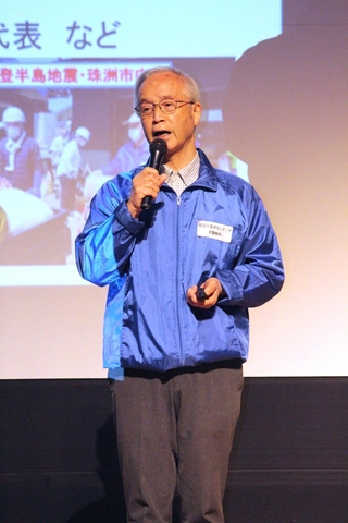 これまでの被災地支援の経験やボランティアの必要性を話す高橋守雄さん＝神河町寺前
