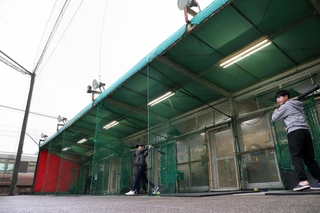 ＪＲ赤穂線沿いに立つ「赤穂バッティングセンター」。夕方になると野球少年らが集まってくる＝赤穂市鷆和（撮影・辰巳直之）