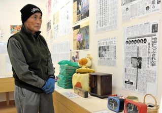 阪神・淡路大震災で犠牲になった長女志乃さんの遺品を展示する上野政志さん＝佐用・三河小アートセンター