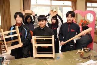 調味料棚やバットなどそれぞれが使いたい物を形にした＝神河町福本