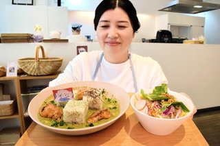 カフェ「はらっぱ」と太子高生、町がコラボし販売するグリーンカレー＝太子町鵤