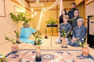 赤穂雲火焼と赤穂緞通に、生け花を融合させた作品展で、展示物を見つめる日向悠太さん（前列左）ら＝赤穂市御崎
