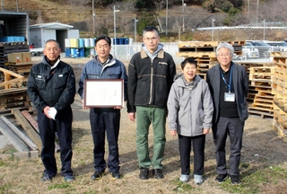もちの木園から感謝状を受けたロックペイントの従業員（左の２人）＝福崎町西治