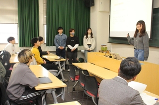 播但連絡道・市川ＳＡの魅力を向上させる案を発表する兵庫県立大の学生＝神戸市西区