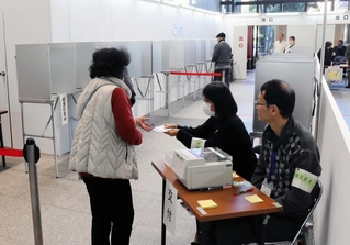 期日前投票が始まった姫路市役所１階ロビー＝２８日午前、姫路市安田４