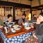 料理を提供しながら客と談笑する内海毅さん（左）＝たつの市新宮町千本（撮影・後藤亮平）