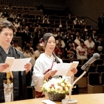 出席者を代表して、２０歳を迎えた抱負を語る和田瑛士さん（左）と、長谷川仁迦さん＝佐用町佐用、さよう文化情報センター