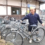 駅前の自転車をボランティアで整理する「三坂精肉店」の福山正弘さん＝佐用町三日月（撮影・後藤亮平）