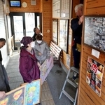 駅舎に作品を展示する播磨園の利用者ら＝佐用町下徳久、ＪＲ播磨徳久駅（撮影・辰巳直之）