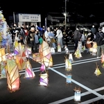 皆田和紙のあんどんがともり、住民らでにぎわう駅前＝佐用町上月