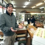名物の「入山手形」のほか、駄菓子や文具なども並ぶ「荒木商店」の店主、荒木正嗣さん＝神河町寺前（撮影・辰巳直之）