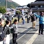 ＪＲ播但線を利用するウオーキングイベントを前に準備体操をする参加者ら＝神河町栗（撮影・辰巳直之）