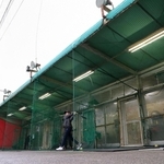 ＪＲ赤穂線沿いに立つ「赤穂バッティングセンター」。夕方になると野球少年らが集まってくる＝赤穂市鷆和（撮影・辰巳直之）