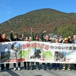 赤穂コールドロンなど赤穂市内の岩山をＰＲする横断幕を手にする福浦地区の住民ら＝赤穂市福浦（撮影・辰巳直之）