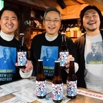 たつの市出身のビール醸造技師・横山助次郎にちなんだビールを手がけた宰井琢騰さん（右）ら実行委のメンバー＝姫路市網干区新在家