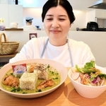 カフェ「はらっぱ」と太子高生、町がコラボし販売するグリーンカレー＝太子町鵤