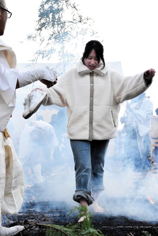 火渡りに挑戦する参拝者。「意外と熱くない」という感想が多かった＝たつの市龍野町片山