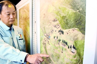 中世の山城をＣＧで再現したパネル。城周辺は木々がなかったことが分かる＝たつの市新宮町宮内