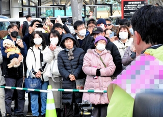 寒空の下、候補者の演説を聞く聴衆ら＝たつの市龍野町富永（画像の一部を加工しています）