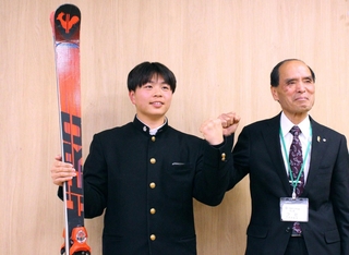 津田義和町長（右）に意気込みを語った柴田周明さん＝市川町役場