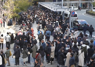 街頭演説に集まる有権者ら＝ＪＲ姫路駅前