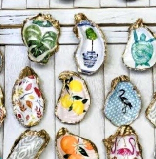 カキ殻を自由にデザインしたアート作品（相生市提供）