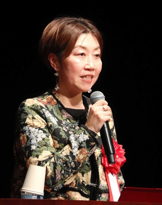 子どもの苦しみの背景にあるものを講演でひもとく堀井智帆さん＝相生市文化会館なぎさホール