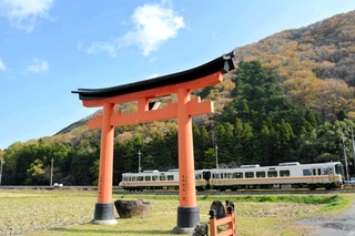 今年、全線開通９０年となるＪＲ姫新線。節目の年を迎え、さまざまな記念事業が行われることが期待される＝たつの市新宮町千本