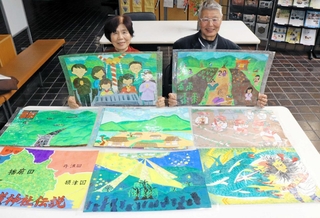 高嶺神社の言い伝えを基にした紙芝居を持つ山本幸子さんと忠政守さん（右）＝上郡町生涯学習支援センター