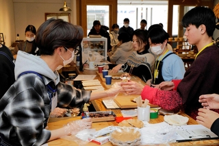 パフェ作りなど、接客に追われる佐用高校の生徒ら＝佐用町佐用、コバコワーク＆キャンプ