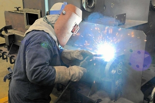 製品の溶接をする東修康さん＝赤穂市鷆和