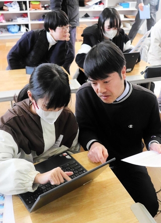 試行錯誤しながらプログラミングにチャレンジする児童ら＝矢野小学校