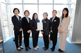 公立宍粟総合病院に関する申し入れ書を提出した宍粟市議６人＝同市内