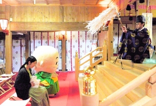 上郡町の高嶺神社で、ぬいぐるみとともに祈禱を受ける参拝者（左手前）と「円心くん」（かみごおり観光協会提供）