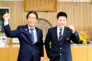 カヌーの全国大会出場を決め、宍粟市の福元晶三市長（左）を訪問した伊和高校２年生の谷口澪鳳さん＝同市役所